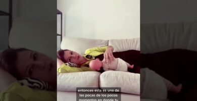 ¿Qué pasa si le doy pecho a mi bebé acostada en la cama?